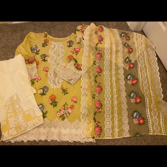 Crimson Pakistani designer suit - Picture 3 of 3